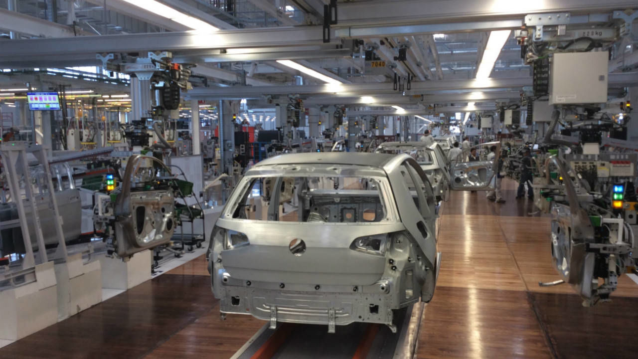 Volkswagen планирует переориентировать два своих завода на производство электромобилей